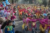 Sejumlah penari menampilkan tari jaipong Daun Pulus Keser Bojong sebagai rangkaian dari acara Bandung International Art Festival (BIAF) #4 saat hari bebas kendaraan bermotor (Car Free Day) di Dago, Bandung, Jawa Barat, Minggu (29/7). Sedikitnya 2.500 penari memeriahkan gelaran BIAF #4. Kegiatan itu sekaligus berhasil memecahkan rekor dari Original Record Indonesia Award. ANTARA JABAR/Novrian Arbi/agr/18