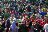 Sejumlah penari menampilkan tari jaipong Daun Pulus Keser Bojong sebagai rangkaian dari acara Bandung International Art Festival (BIAF) #4 saat hari bebas kendaraan bermotor (Car Free Day) di Dago, Bandung, Jawa Barat, Minggu (29/7). Sedikitnya 2.500 penari memeriahkan gelaran BIAF #4. Kegiatan itu sekaligus berhasil memecahkan rekor dari Original Record Indonesia Award. ANTARA JABAR/Novrian Arbi/agr/18