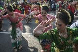 Sejumlah penari menampilkan tari jaipong Daun Pulus Keser Bojong sebagai rangkaian dari acara Bandung International Art Festival (BIAF) #4 saat hari bebas kendaraan bermotor (Car Free Day) di Dago, Bandung, Jawa Barat, Minggu (29/7). Sedikitnya 2.500 penari memeriahkan gelaran BIAF #4. Kegiatan itu sekaligus berhasil memecahkan rekor dari Original Record Indonesia Award. ANTARA JABAR/Novrian Arbi/agr/18