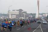 Ribuan pelari melintas di jalan layang Pasupati saat Bandung West Java Marathon 2018 di Bandung, Jawa Barat, Minggu (22/7). Kompetisi lari yang digelar Pemprov Jabar bersama Bank BJB dan Pocari Sweat ini diikuti sebanyak 8.000 ribu peserta lari, atlet nasional dan celebrity runners dari 13 negara yang diharapkan dapat memajukan 