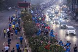 Ribuan pelari melintas di jalan Djunjunan saat Bandung West Java Marathon 2018 di Bandung, Jawa Barat, Minggu (22/7). Kompetisi lari yang digelar Pemprov Jabar bersama Bank BJB dan Pocari Sweat ini diikuti sebanyak 8.000 ribu peserta lari, atlet nasional dan celebrity runners dari 13 negara yang diharapkan dapat memajukan 