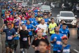 Ribuan pelari melintas di jalan Djunjunan saat Bandung West Java Marathon 2018 di Bandung, Jawa Barat, Minggu (22/7). Kompetisi lari yang digelar Pemprov Jabar bersama Bank BJB dan Pocari Sweat ini diikuti sebanyak 8.000 ribu peserta lari, atlet nasional dan celebrity runners dari 13 negara yang diharapkan dapat memajukan 