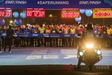 Ribuan pelari bersiap di garis start saat Bandung West Java Marathon 2018 di Bandung, Jawa Barat, Minggu (22/7). Kompetisi lari yang digelar Pemprov Jabar bersama Bank BJB dan Pocari Sweat ini diikuti sebanyak 8.000 ribu peserta lari, atlet nasional dan celebrity runners dari 13 negara yang diharapkan dapat memajukan 