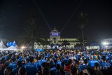 Ribuan pelari berkumpul di depan Gedung Sate saat Bandung West Java Marathon 2018 di Bandung, Jawa Barat, Minggu (22/7). Kompetisi lari yang digelar Pemprov Jabar bersama Bank BJB dan Pocari Sweat ini diikuti sebanyak 8.000 ribu peserta lari, atlet nasional dan celebrity runners dari 13 negara yang diharapkan dapat memajukan 