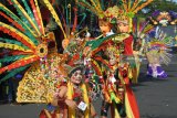 Peserta dengan mengenakan kostum berpose pada pegelaran Banyuwangi Ethno Carnival ke-8 di Taman Blambangan, Banyuwangi, Jawa Timur, Minggu (29/7). Karnaval yang mengangkat tema Puter Kayun tersebut menampilkan sepuluh sub tema, yaitu Kupat Lepet, Tapekong, Oncor-oncoran, Keris, Buyut Jakso, Gedogan, Jaran (kuda), Dongkar (delman), Ejeg (kusir), dan Segoro (pantai) watu dodol. Antara Jatim/Seno/zk/18.