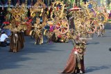 Peserta dengan mengenakan kostum berpose pada pegelaran Banyuwangi Ethno Carnival ke-8 di Taman Blambangan, Banyuwangi, Jawa Timur, Minggu (29/7). Karnaval yang mengangkat tema Puter Kayun tersebut menampilkan sepuluh sub tema, yaitu Kupat Lepet, Tapekong, Oncor-oncoran, Keris, Buyut Jakso, Gedogan, Jaran (kuda), Dongkar (delman), Ejeg (kusir), dan Segoro (pantai) watu dodol. Antara Jatim/Seno/zk/18.