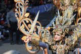 Peserta dengan mengenakan kostum berpose pada pegelaran Banyuwangi Ethno Carnival ke-8 di Taman Blambangan, Banyuwangi, Jawa Timur, Minggu (29/7). Karnaval yang mengangkat tema Puter Kayun tersebut menampilkan sepuluh sub tema, yaitu Kupat Lepet, Tapekong, Oncor-oncoran, Keris, Buyut Jakso, Gedogan, Jaran (kuda), Dongkar (delman), Ejeg (kusir), dan Segoro (pantai) watu dodol. Antara Jatim/Seno/zk/18.