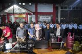 Dirjen Pemasyarakatan Kementerian Hukum dan HAM Sri Puguh Budi Utami (tengah) bersama jajarannya menunjukan barang-barang sitaan hasil sidak di Lapas Sukamiskin, Bandung, Jawa Barat, Minggu (22/7). Kementerian Hukum dan HAM serentak melakukan sidak barang-barang mewah atau elektronik yang dimiliki warga binaan Lapas dan rutan seluruh Indonesia. ANTARA JABAR/M Agung Rajasa/agr/18.
