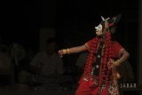 Penari mementaskan Tari Topeng Klana saat kegiatan Belajar Bersama Maestro di Sanggar Tari Wangi Indriya di Tambi, Indramayu, Jawa Barat, Jumat (13/7). Program Belajar Bersama Maestro yang digagas Kementerian Pendidikan dan Kebudayaan tersebut mengangkat maestro sebagai penguat karakter bangsa. ANTARA JABAR/Dedhez Anggara/agr/18.