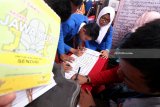 Peserta belajar menulis aksara Jawa Kuno di Kediri, Jawa Timur, Jumat (13/7). Kegiatan yang diselenggarakan oleh Komunitas Jawa Kuno Sutasono tersebut bertujuan menumbuh kembangkan rasa cinta terhadap budaya leluhur kepada generasi muda. Antara Jatim/Prasetia Fauzani/zk/18