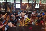 Para pengunjung belajar bermain Sape, alat musik petik tradisional khas Borneo di Kampung Budaya Sarawak, Kuching, Malaysia selama berlangsungnya Rainforest World Music Festival (RWMF) pada 13-15 Juli 2018. ANTARA FOTO/Jessica Helena Wuysang/18