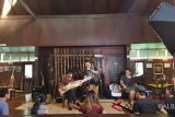 Para pengunjung belajar bermain Sape, alat musik petik tradisional khas Borneo di Kampung Budaya Sarawak, Kuching, Malaysia selama berlangsungnya Rainforest World Music Festival (RWMF) pada 13-15 Juli 2018. ANTARA FOTO/Jessica Helena Wuysang/18