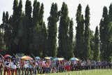 Sejumlah peserta dalam ronde Nasional SMP putra dan putri mengikuti Kejuaraan Panahan Tingkat Nasional, Bogor Open Archery Championship 2018 di Lapangan Wirayudha, Pusat Pendidikan Zeni kodiklat TNI AD, jalan Jenderal Sudirman, Kota Bogor, Jawa Barat, Kamis (5/7). Kejuaraan Panahan Tingkat Nasional yang diikuti 735 peserta dari 39 daerah, 109 klub dan dua klub dari negara Malaysia tersebut memperebutkan piala bergilir Presiden serta berlangsung hingga hari Minggu (8/7). ANTARA JABAR/Arif Firmansyah/agr/18.