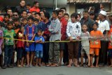 Sejumlah warga menyaksikan ledakan bom di kawasan Pogar, Bangil, Pasuruan, Jawa Timur, Kamis (5/7). Ledakan yang diduga berasal dari ransel yang berisi bom tersebut melukai seorang anak berusia enam tahun. Antara Jatim/Umarul Faruq/mas/18.