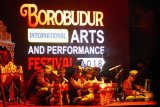 Sejumlah seniman asal Banyuwangi memainkan Gamelan saat mengiringi tari Jejer Kembang Menur pada pergelaran Borobudur International Art Performing Festival di taman Lumbini komplek Taman Wisata Candi (TWC) Borobudur, Magelang, Jawa Tengah, Jumat (6/7/2018) malam. Pergelaran seni bertaraf internasional tersebut menampilkan sejumlah kesenian dari berbagai negara. (ANTARA /Anis Efizudin)