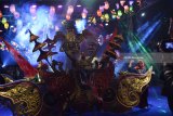 Peserta karnaval melintas di depan penonton saat mengikuti ‘Charismatic Night Carnival’ (CNC) di Kota Madiun, Jawa Timur, Sabtu(21/7). Pemkot Madiun menggelar CNC dalam rangka perayaan 100 tahun Kota Madiun diikuti oleh ribuan orang peserta. Antara Jatim/Foto/Siswowidodo/zk/18