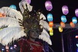 Peserta karnaval melintas di depan penonton saat mengikuti ‘Charismatic Night Carnival’ (CNC) di Kota Madiun, Jawa Timur, Sabtu(21/7). Pemkot Madiun menggelar CNC dalam rangka perayaan 100 tahun Kota Madiun diikuti oleh ribuan orang peserta. Antara Jatim/Foto/Siswowidodo/zk/18