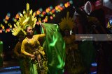 Peserta karnaval melintas di depan penonton saat mengikuti ‘Charismatic Night Carnival’ (CNC) di Kota Madiun, Jawa Timur, Sabtu(21/7). Pemkot Madiun menggelar CNC dalam rangka perayaan 100 tahun Kota Madiun diikuti oleh ribuan orang peserta. Antara Jatim/Foto/Siswowidodo/zk/18