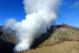 Wisatawan dan masyarakat suku Tengger berada di bibir kawah Gunung Bromo pada Upacara Yadnya Kasada, Probolinggo, Jawa Timur, Sabtu (30/6). Upacara Kasada merupakan upacara adat masyarakat Suku Tengger sebagai bentuk ucapan syukur kepada Sang Hyang Widi sekaligus meminta berkah dan menjauhkan dari malapetaka. Antara Jatim/Naufal Ammar/zk/18