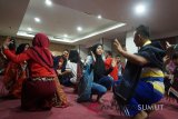 Siswa dari 33 kabupaten/kota di Sumatera Utara peserta siswa mengenal nusantara program BUMN Hadir Untuk Negeri, Senin pagi berlatih menari tor-tor untuk persiapan mengenalkan kebudayaan Sumut di Papua