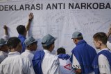 Sejumlah siswa menandatangani deklarasi anti narkoba di halaman Gedung Sate, Bandung, Jawa Barat, Senin (30/7). Deklarasi yang dihadiri oleh ratusan siswa dari perwakilan SMA dan SMK Se-Kota Bandung tersebut ditujukan untuk memerangi bahaya narkoba bagi generasi muda dalam rangka peringatan Hari Anti Narkotika Internasional (HANI) 2018. ANTARA JABAR/Raisan Al Farisi/agr/18