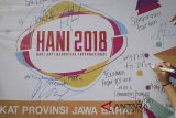 Sejumlah siswa menandatangani deklarasi anti narkoba di halaman Gedung Sate, Bandung, Jawa Barat, Senin (30/7). Deklarasi yang dihadiri oleh ratusan siswa dari perwakilan SMA dan SMK Se-Kota Bandung tersebut ditujukan untuk memerangi bahaya narkoba bagi generasi muda dalam rangka peringatan Hari Anti Narkotika Internasional (HANI) 2018. ANTARA JABAR/Raisan Al Farisi/agr/18