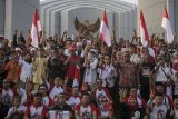 Sejumlah simpatisan membacakan dukungan pada aksi deklarasi Gerakan Nasional Jokowi 2 Periode #J2P di Monumen Perjuangan Rakyat, Bandung, Jawa Barat, Kamis (26/7). Aksi tersebut merupakan bentuk dukungan simpatisan untuk mengajak seluruh masyarakat Indonesia khususnya Jawa Barat untuk tetap memilih Joko Widodo sebagai Presiden Republik Indonesia dua periode pada Pilpres 2019 mendatang. ANTARA JABAR/Novrian Arbi/agr/18
