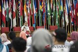 Menteri Luar Negeri Retno L.P. Marsudi menghadiri acara talk show dengan Sahabat Museum KAA di Bandung, Jawa Barat, Sabtu (14/7). Kegiatan yang dihadiri akademisi, mahasiswa dan masyarakat tersebut membahas Diplomasi Indonesia di dunia internasional tidak lepas dari peran perempuan. ANTARA JABAR/M Agung Rajasa/agr/18.
