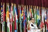 Menteri Luar Negeri Retno L.P. Marsudi menghadiri acara talk show dengan Sahabat Museum KAA di Bandung, Jawa Barat, Sabtu (14/7). Kegiatan yang dihadiri akademisi, mahasiswa dan masyarakat tersebut membahas Diplomasi Indonesia di dunia internasional tidak lepas dari peran perempuan. ANTARA JABAR/M Agung Rajasa/agr/18.
