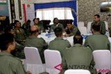 Komandan Skuadron Udara 11 Sultan Hasanuddin Makassar Letkol Anton Pallaguna (kedua kanan) memberikan penjelasan saat diskusi dan berbagi pengalaman bersama antara pilot Sukhoi Indonesia dan pilot Sukhoi IAF Pangkalan Udara (Lanud) El Tari di Kupang, NTT, Senin (23/7/2018). Sebanyak 24 pilot Sukhoi dari Indonesia dan IAF menggelar diskusi, mulai dari cara bermanuver, menjatuhkan bom serta menembak, sebelum pilot Sukhoi IAF bertolak ke Australia untuk mengikuti Exercise Pitch Black Royal Australia Air Force 2018. (ANTARA /Kornelis Kaha)