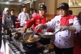 Chef Jajang dari Indonesian Chef Association (ACI) menunjukkan cara pengolahan bahan makanan khas Indonesia dalam Roadshow Cooking Class National Culinary Service Academy (NCSA) di Malang, Jawa Timur, Sabtu (28/7). Kegiatan tersebut merupakan upaya untuk mengenalkan industri kuliner nusantara sebagai salah satu sektor pendongkrak pariwisata. Antara Jatim/Ari Bowo Sucipto/zk/18.