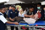 Petugas mengevakuasi pendaki Gunung Rinjani yang sempat terjebak longsor akibat gempa bumi dengan ambulan di Pos Bawaknao, Sembalun, Lombok Timur, NTB, Senin (30/7/2018). Sebanyak 560 pendaki sempat terjebak di Gunung Rinjani akibat gempa bumi yang terjadi pada hari minggu (29/7/2018). (ANTARA /Akbar Nugroho Gumay)