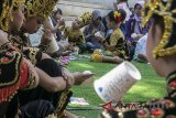 Sejumlah anak mengikuti belajar dan bermain pada kegiatan Festival Hari Anak di Taman Lalu Lintas Ade Irma Suryani, Bandung, Jawa Barat, Sabtu (14/7). Festival tersebut merupakan rangkaian peringatan Hari Anak Nasional dengan kerjasama Toyota dan Taman Lalu Lintas yang berisi kegiatan menggambar, edukasi, serta permainan tradisional. ANTARA JABAR/Novrian Arbi/agr/18