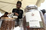 Barista mengolah kopi dalam Festival Kopi Bogor 2018 di Pakansari, Cibinong, Bogor, Jawa Barat, Jumat (27/7). Festival Kopi tersebut merupakan ajang promosi kopi asli Bogor serta mempertemukan antara petani kopi, penikmat kopi dan para pengusaha kopi. ANTARA JABAR/Yulius Satria Wijaya/agr/18.
