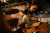 Barista (Peracik Kopi) menyeduh sajian kopi saat Festival Kopi Nusantara yang digelar di Aloon-Aloon Kanigoro, Blitar, Jawa Timur, Minggu (29/7). Festival yang dukung oleh Bank Indonesia (BI) dan diikuti sebanyak 27 kedai kopi serta barista se-Jatim tersebut bertujuan untuk mempromosikan produk kopi nusantara yang berasal dari sejumlah daerah seperti Aceh, Kalimantan, Bali, dan Papua. Antara Jatim/Irfan Anshori/zk/18