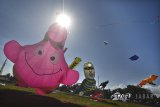 Peserta menerbangkan layang-layang pada festival layang-layang Internasional, Pangandaran Internasional Kite Festival (PIKF) di lapangan Katapang Doyong, Kabupaten Pangandaran, Jawa Barat, Sabtu (14/7). Festival yang digelar Dinas Pariwisata dan Kebudayaan Kabupaten Pangadaran diikuti para peserta dari Indonesia dan enam negara, antara lain Malaysia, Singapura, India, Cina dan Makau. ANTARA JABAR/Adeng Bustomi/agr/18