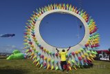 Peserta menerbangkan layang-layang pada festival layang-layang Internasional, Pangandaran Internasional Kite Festival (PIKF) di lapangan Katapang Doyong, Kabupaten Pangandaran, Jawa Barat, Sabtu (14/7). Festival yang digelar Dinas Pariwisata dan Kebudayaan Kabupaten Pangadaran diikuti para peserta dari Indonesia dan enam negara, antara lain Malaysia, Singapura, India, Cina dan Makau. ANTARA JABAR/Adeng Bustomi/agr/18