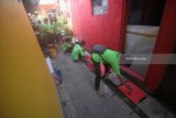 Peserta mengecat rumah warga saat Festival Wirakarya Kampung Kelir Pramuka Jawa Timur 2018 di Kampung Nelayan Sukolilo, Surabaya, Jawa Timur, Selasa (3/7). Kegiatan yang diikuti 1.000 anggota pramuka penegak dan pandega tersebut merupakan bakti sosial sekaligus mengajak masyarakat untuk peduli lingkungan dan hidup bergotong royong. Antara Jatim/Moch Asim/zk/18