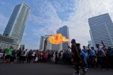 Warga Suku Dayak Meratus melakukan atraksi saat Hari Bebas Kendaraan Bermotor di kawasan Bundaran HI, Jakarta, Minggu (1/7/2018). Kegiatan tersebut merupakan rangkaian dari Festival Banjar 2018 yang digelar mulai 29 Juni hingga 1 Juli 2018 untuk mempromosikan kebudayaan dan pariwisata di Kalimantan Selatan. (ANTARA FOTO/Hafidz Mubarak A) 