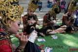 Sejumlah anak mengikuti belajar dan bermain pada Festival Hari Anak di Taman Lalu Lintas Ade Irma Suryani, Bandung, Jawa Barat, Sabtu (14/7/2018). Festival tersebut merupakan rangkaian peringatan Hari Anak Nasional dengan kerjasama Toyota dan Taman Lalu Lintas yang berisi kegiatan menggambar, edukasi, serta permainan tradisional. (ANTARA FOTO/Novrian Arbi) 