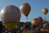 Peserta menerbangkan balon udara saat Festival Balon Udara di lapangan Fatmawati Wonosobo, Jawa Tengah, Senin (30/7/2018). Festival yang diikuti oleh puluhan kelompok pembuat balon udara tersebut dalam rangka memeriahkan hari jadi ke-193 kabupaten Wonosobo. (ANTARA /Anis Efizudin) 