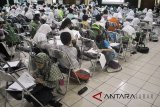 Peserta mengerjakan soal Matematika dan IPA dalam Final Olimpiade Matematika dan Sains Indonesia (OMSI) ke-3 di Auditorium Toyib Hadiwijaya, Fakultas Pertanian, Kampus IPB Dramaga, Kabupaten Bogor, Jawa Barat, Minggu (15/7). Final OMSI ke-3 yang diadakan Klinik Pendidikan MIPA (KPM) dengan jumlah peserta sebanyak 476 siswa dari 238 SD se-Indonesia tersebut untuk menjaring peserta yang akan diikutsertakan dalam International Mathematics and Science Olympiad (IMSO) 2018 di China pada September mendatang. ANTARA JABAR/Arif Firmansyah/agr/18