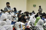 Peserta mengerjakan soal Matematika dan IPA dalam Final Olimpiade Matematika dan Sains Indonesia (OMSI) ke-3 di Auditorium Toyib Hadiwijaya, Fakultas Pertanian, Kampus IPB Dramaga, Kabupaten Bogor, Jawa Barat, Minggu (15/7). Final OMSI ke-3 yang diadakan Klinik Pendidikan MIPA (KPM) dengan jumlah peserta sebanyak 476 siswa dari 238 SD se-Indonesia tersebut untuk menjaring peserta yang akan diikutsertakan dalam International Mathematics and Science Olympiad (IMSO) 2018 di China pada September mendatang. ANTARA JABAR/Arif Firmansyah/agr/18