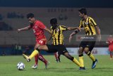 Pesepak bola Myanmar U-19 Nan Htike Zaw (kiri) berebut bola dengan pesepak bola Malaysia U-19 Muhammad Zahril Azri (tengah) dalam Final Piala AFF U-19 di Stadion Gelora Delta Sidoarjo, Jawa Timur, Sabtu (14/7). Antara jatim/M Risyal Hidayat/zk/18