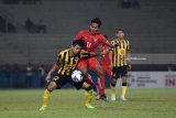 Pesepak bola Myanmar U-19 Pyae Sorae Naing (kanan) berebut bola dengan pesepak bola Malaysia U-19 Awang Muhammad Faiz (kiri) dalam Final Piala AFF U-19 di Stadion Gelora Delta Sidoarjo, Jawa Timur, Sabtu (14/7). Antara Jatim/M Risyal Hidayat/zk/18