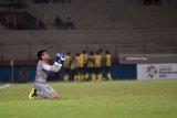 Penjaga gawang Malaysia U-19 Muhammad Azri melakukan selebrasi usai tim nya mencetak gol kegawang Myanmar U-19 dalam Final Piala AFF U-19 di Stadion Gelora Delta Sidoarjo, Jawa Timur, Sabtu (14/7). Antara jatim/M Risyal Hidayat/zk/18