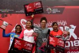 Atlet sepeda BMX Thailand National Team putri Amanda Carr (kedua kanan) bersama atlet sepeda BMX Babe Bmx Team putri Cupi Nopianti (kedua kiri) dan atlet sepeda BMX putri Thrill Factory Racing Team Tifania Adine Almira Azaria (kanan) mengangkat piala di podium saat penyerahan hadiah kejuaraan women elite round kedua kejuaraan BMX Banyuwangi Internasional 2018 di Sirkuit Muncar, Banyuwangi, Jawa Timur, Minggu (15/7/2018). Pada final women elite round kedua kejuaraan tersebut diraih oleh atlet sepeda Thailand National Team Amanda Carr kemudian disusul juara kedua dari Babe Bmx Team Cupi Nopianti dan ketiga dari Thrill Factory Racing Team Tifania Adine Almira Azaria. (ANTARA FOTO/Zabur Karuru)