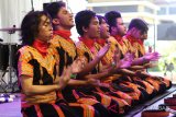 Kelompok GayaGayo menampilkan Tari Saman saat berinteraksi dengan pengunjung Rainforest World Music Festival (RWMF) 2018 yang diadakan Sarawak Tourism Board di 'The Big Tent'' Sarawak Culture Village, Kuching, Malaysia, Minggu (15/7). GayaGayo menyatakan bahwa mereka berkomitmen untuk memperkenalkan Tari Saman yang asli asal dataran Gayo, Provinsi Aceh dan hanya boleh ditampilkan oleh kaum pria tersebut, kepada dunia internasional. ANTARA FOTO/Jessica Helena Wuysang/18 