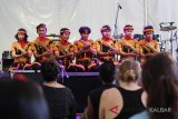 Kelompok GayaGayo menampilkan Tari Saman saat berinteraksi dengan pengunjung Rainforest World Music Festival (RWMF) 2018 yang diadakan Sarawak Tourism Board di 'The Big Tent'' Sarawak Culture Village, Kuching, Malaysia, Minggu (15/7). GayaGayo menyatakan bahwa mereka berkomitmen untuk memperkenalkan Tari Saman yang asli asal dataran Gayo, Provinsi Aceh dan hanya boleh ditampilkan oleh kaum pria tersebut, kepada dunia internasional. ANTARA FOTO/Jessica Helena Wuysang/18 