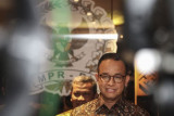 Ketua MPR Zulkifli Hasan (kiri) berjalan bersama Gubernur DKI Jakarta Anies Baswedan (kanan) seusai melakukan pertemuan tertutup di Kompleks Parlemen, Senayan, Jakarta, Kamis (5/7/2018). Pertemuan tersebut antara lain membahas penyegelan di kawasan reklamasi Teluk Jakarta. (ANTARA/Dhemas Reviyanto)